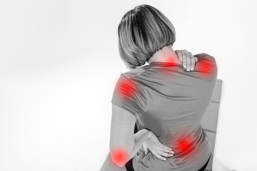 Mulher de costa com ponto de inflamação fibromialgia