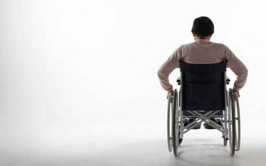 Homem em cadeira de rodas